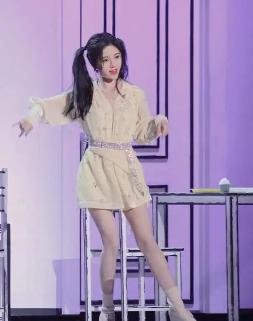 鞠婧祎针织开衫配百褶裙变身日系学生妹清纯又甜美