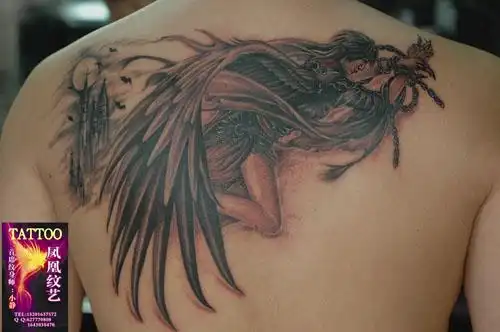 后背一款时尚潮流的天使纹身图案
