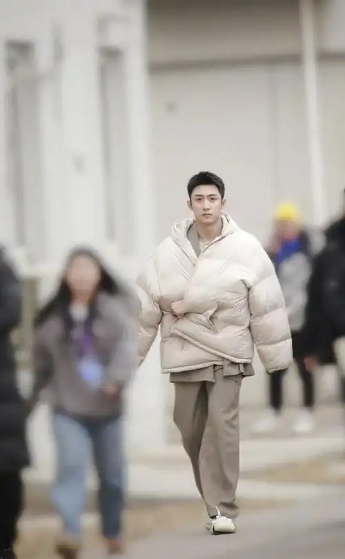 而黄景瑜的每一次登台都证明了他不仅在荧幕上,在现实中同样能给