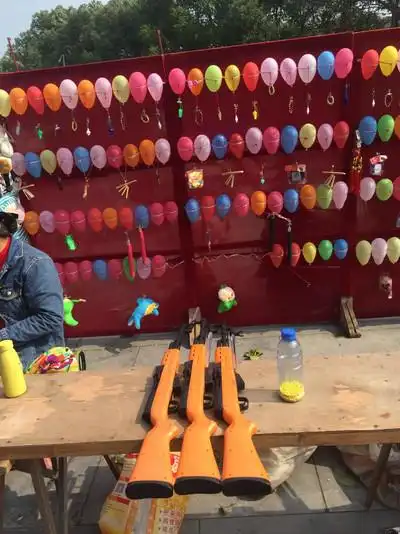 我的拿手好戏,用枪打气球,打中礼品就是你了的