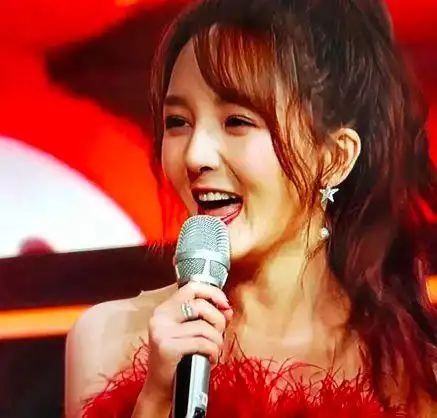 湖南卫视主持人靳梦佳亮相2019年湖南卫视元宵喜乐会上,她一头红棕色