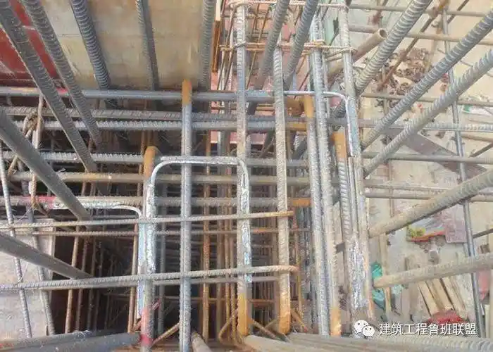 安装及测试均压环应采用长约28㎝的圆钢将外围结构的两根主筋焊接成