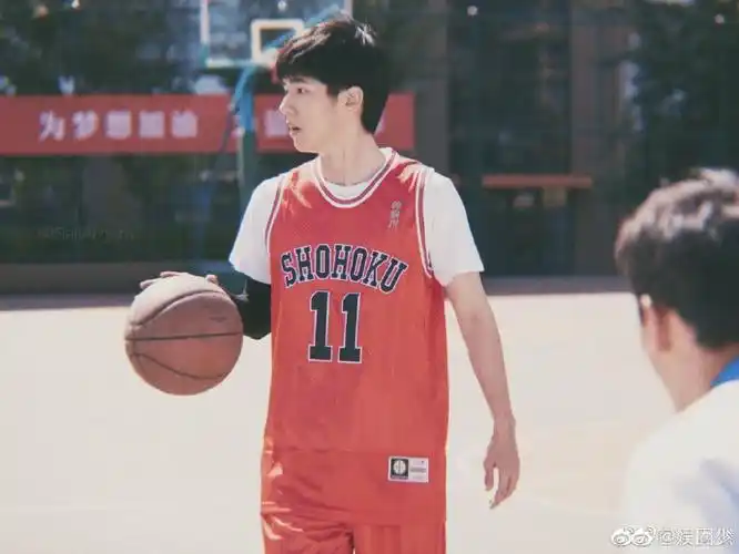 刘昊然公园打篮球