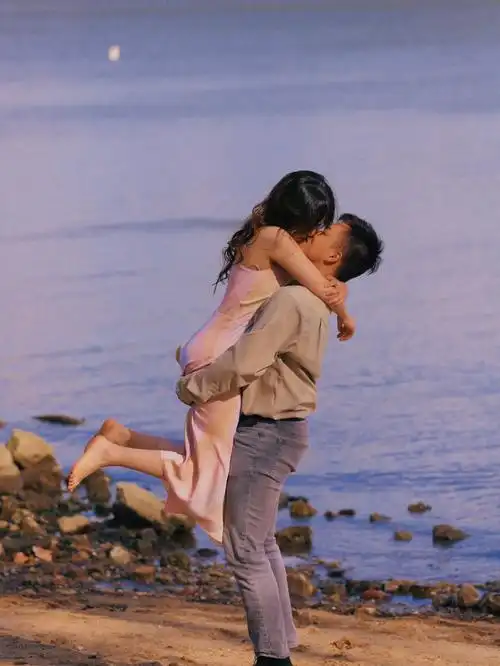 巴尔的摩约拍复古情侣在海边就要接吻