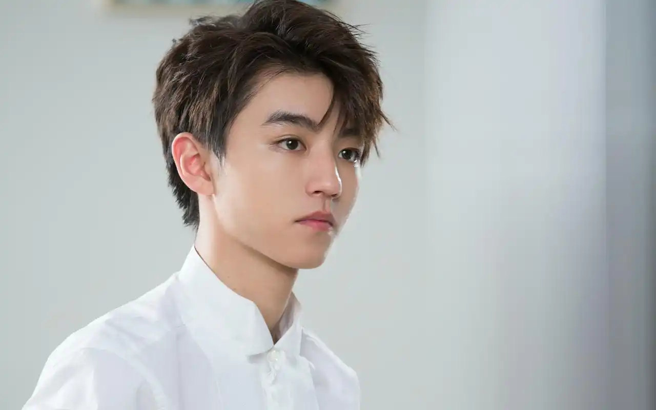 王俊凯代言写真帅气图片壁纸