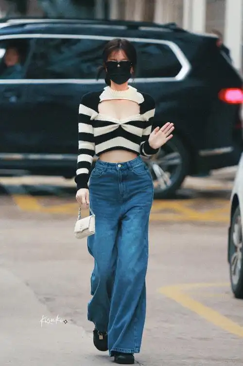 虞书欣你《#永夜星河#》今日份上班路透96条纹镂空针织衫 牛仔短裤