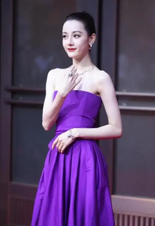 看了迪丽热巴的生图,才知道什么是真正的"牛奶肌"!