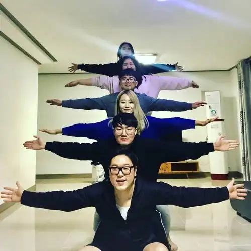 19款韩国ig必学的搞笑pose「一起来当人体装置艺术」