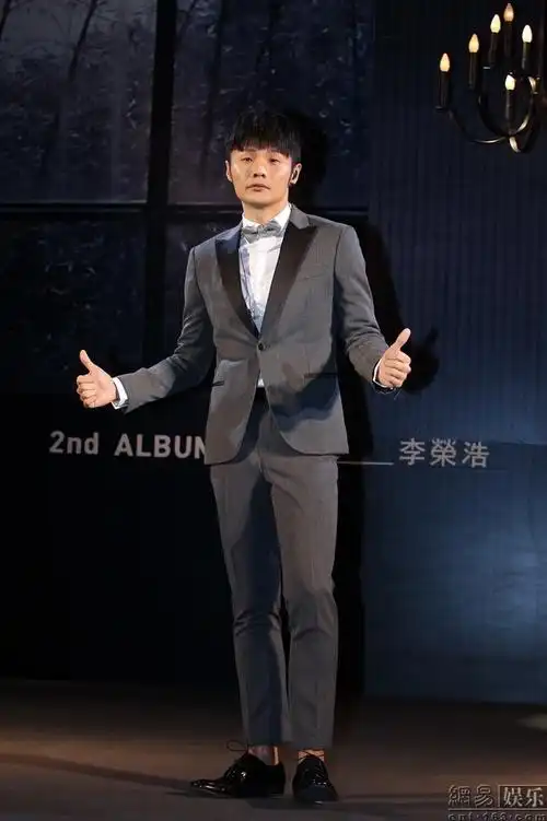 李荣浩发片获赠黑马张一白送吉他谱