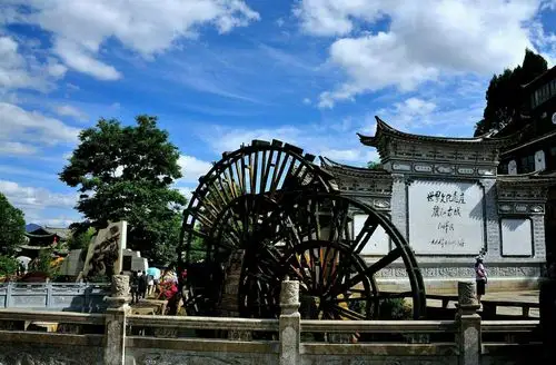 最美丽江,彩石铺地四方街