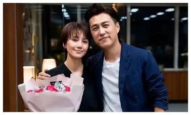 那一头白发,映照真实 幕后大咖现身,与妻同框_靳东_大叔_变化