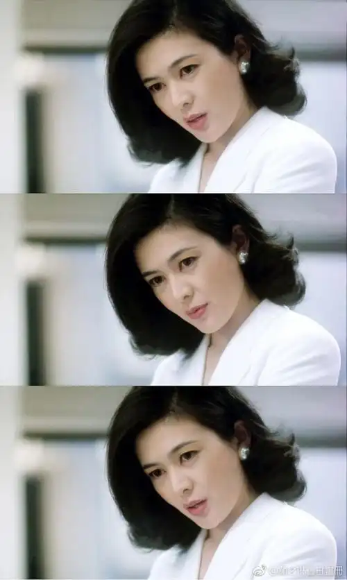 关之琳的脸型是饱满的桃心脸,脸短且上宽下尖.五官大气,精致如刀刻.