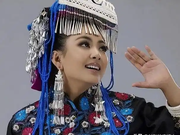 身材丰满,性感的藏族,彝族女歌手,声音清澈,听着如沐春风