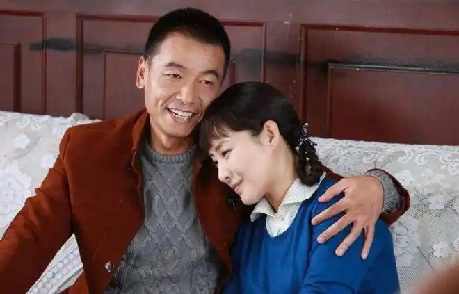 47岁王挺近照,为拍戏与父亲断绝关系,老婆是我们熟悉的她!