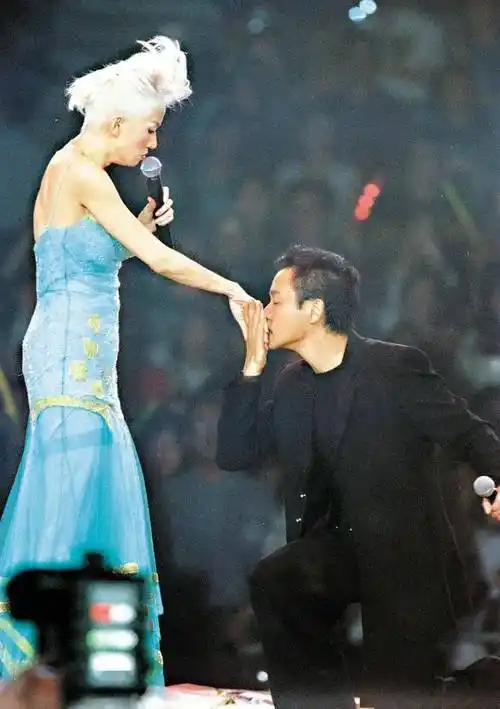 芳华绝代20年,如今半个娱乐圈都在怀念她_梅艳芳