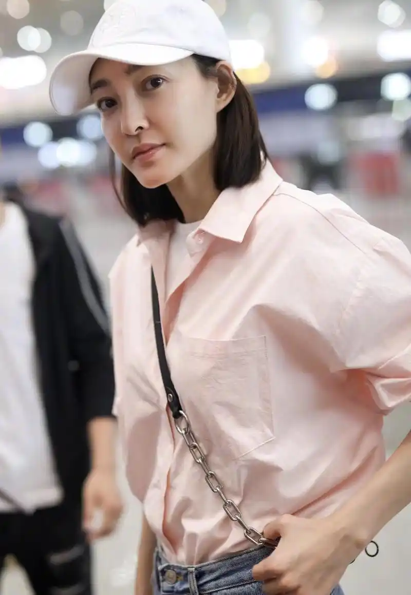 原创素颜女神王丽坤真会穿衬衫搭配牛仔裤清新减龄少女感爆棚