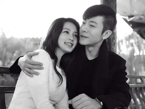 林申李沁复古写真甜蜜牵手游走古镇