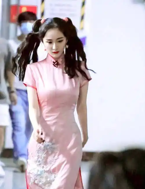 原创杨幂这是什么神仙美貌穿粉色旗袍绑双马尾说她当妈了谁信
