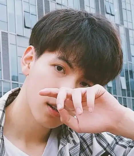 刘海处烫出向一侧的顺势微弧度,适当的将头顶的头发打理出纹理烫的微