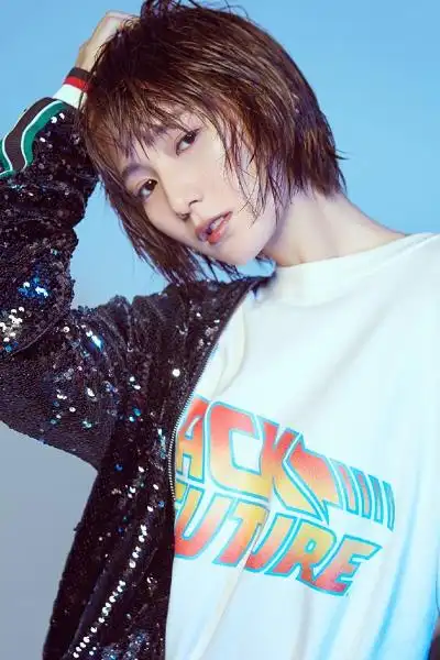 张嘉欣元气写真个性时髦表现力max