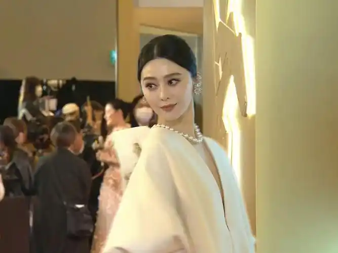 【至臻高清版】范冰冰超美亮相第17届亚洲电影大奖红毯