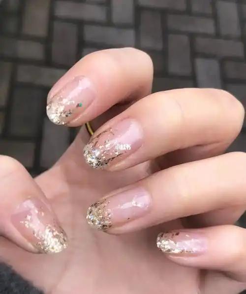 亮闪闪78灯光下特别绝 很显皮肤白而且长长了不会太明显#渐变美甲