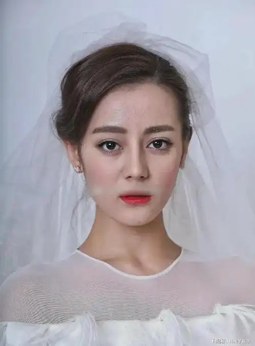 迪丽热巴娱乐圈里公认的新疆大美女,颜值高演技也棒身材更是性感火辣