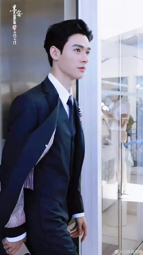 龚俊超话#龚俊 戛纳电影节#天啊龚俊这个造型太帅了,像矜贵的公子