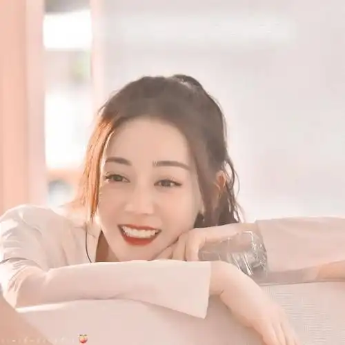 迪丽热巴比甜品更治愈的8个笑容,明媚中却是破碎感_腾讯新闻