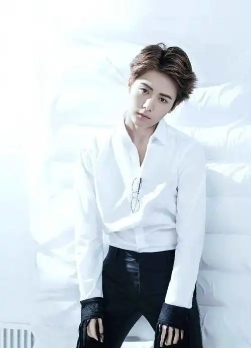 穿上白衬衫的马天宇,让人第一眼看了,就想到"温润如玉,翩翩君子"八个