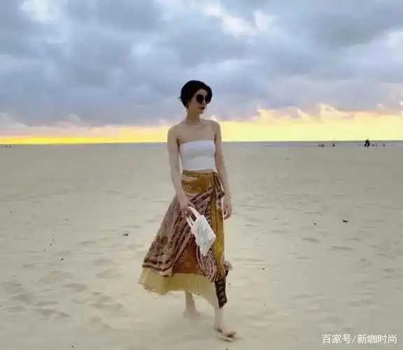 李亚鹏女友街头唱歌,白衬衫搭配卡其色裙子,气质不输前任