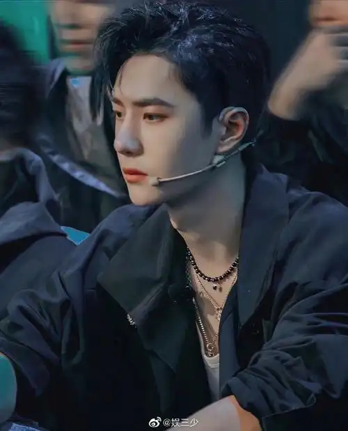 王一博打高尔夫