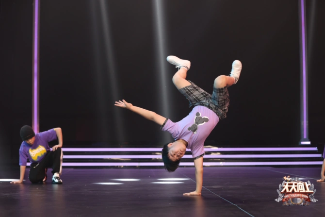 弘扬中国少年向上朝气天天向上王一博领衔中国街舞少年展风采