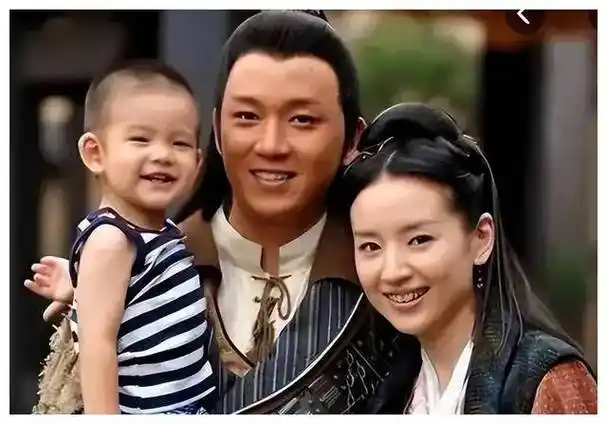 董洁晒家中温馨美食画面,儿子露真容,长胡子成熟帅气!