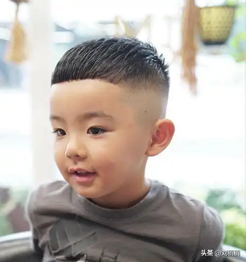 锅盖头发型(十一最帅气小男孩发型15款) - 百科全说