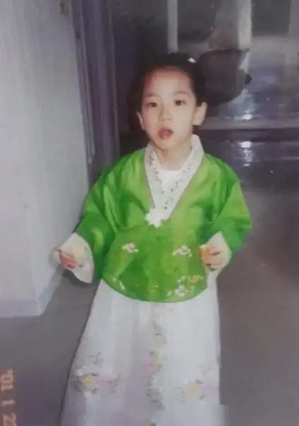 粉丝翻出blackpink童年相片小时候已有明星气魄你能认出是谁