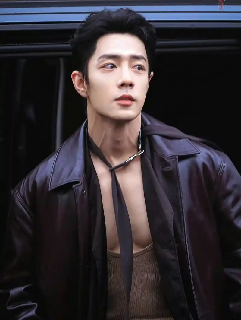 肖战哥哥胸肌看秀啦,这待遇你值得拥有 #肖战米兰时装周# #肖战胸肌见