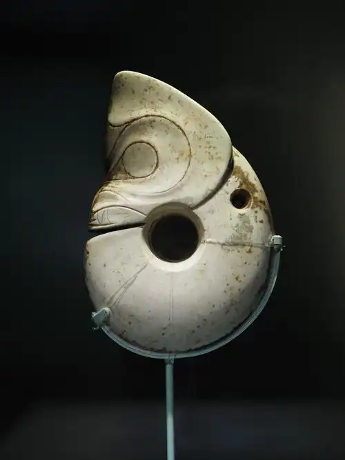 新石器时代红山文化玉玦形龙辽宁省博物馆藏