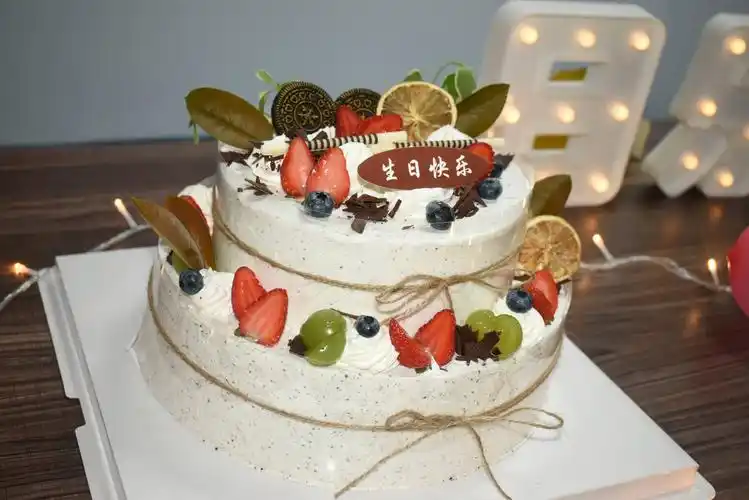 由综合部的小姐姐们布置活动现场,在桌上摆满了生日蛋糕,贺卡及小零食