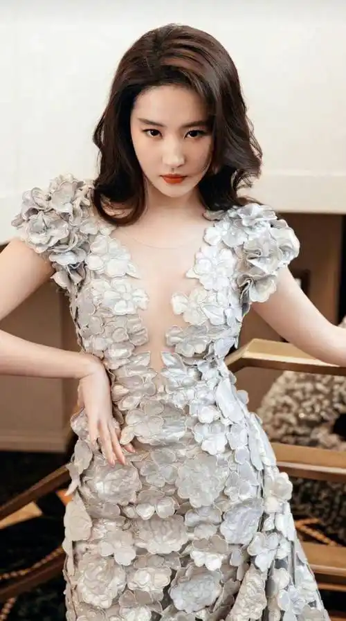 名照:刘亦菲漂亮的深v花瓣裙长裙,优雅奢华_下巴_公主_右手