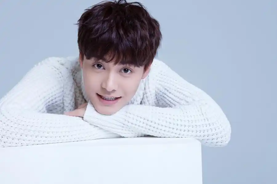 马天宇深秋大片 白毛衣小哥哥笑容温暖你的心