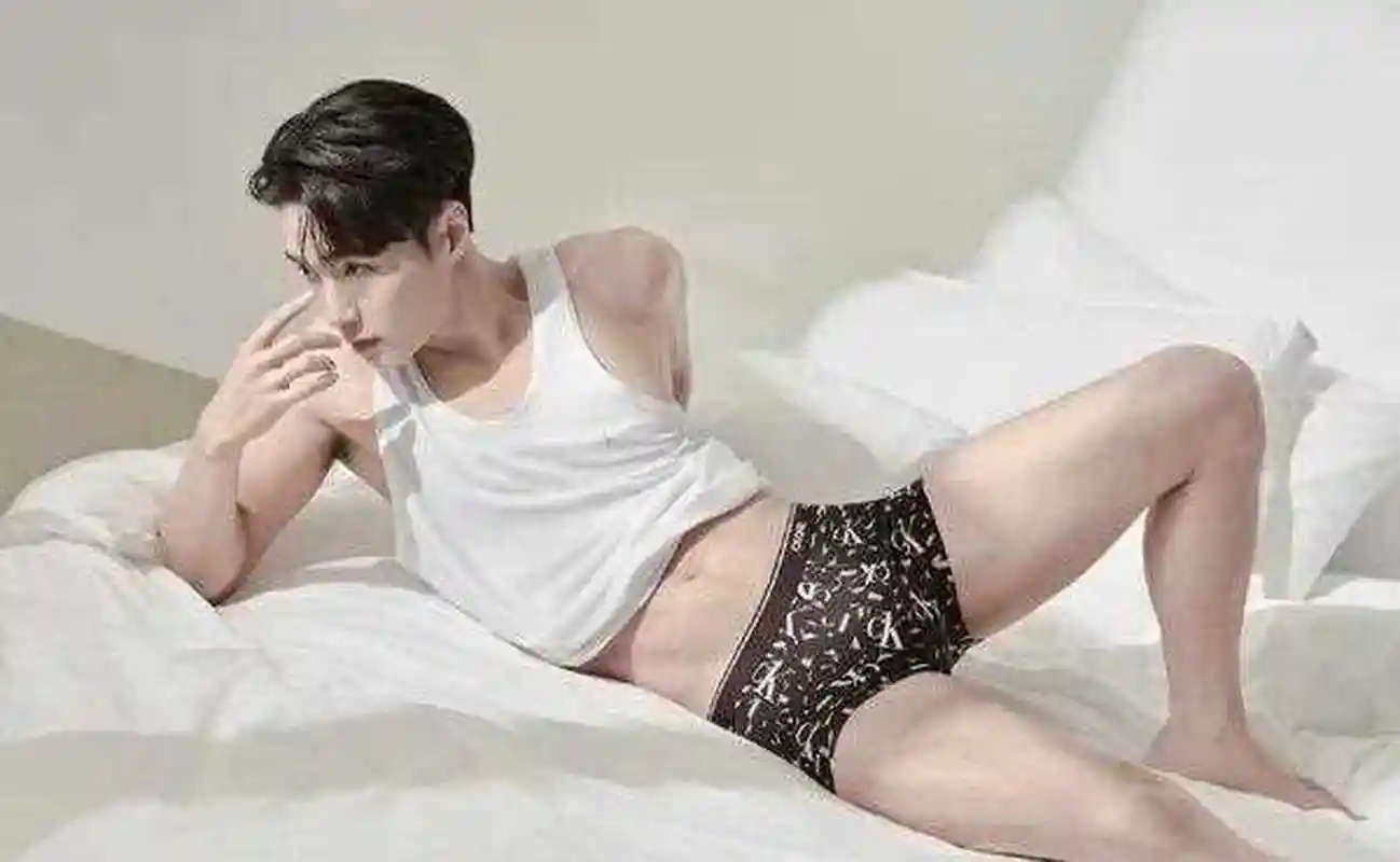 张艺兴代言ck内裤. ck摄影师是学过油画的吧!真的很像世界名画.