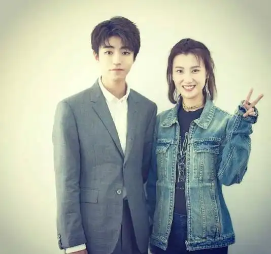 王俊凯和女生合照