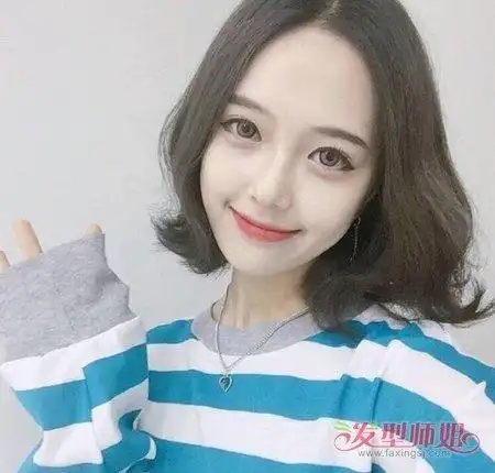 纹理烫发在短烫发中极为常见,梳理成平齐发尾的中短发 波波头在发梢