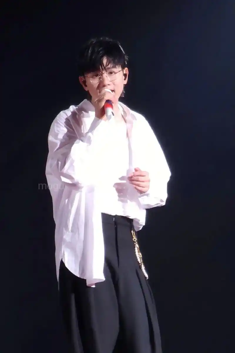 张杰上海演唱会照片合集.时隔多年去看你,幸运地抢到了2排的好 - 抖音
