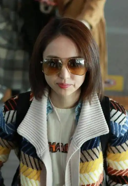 董璇素颜现身机场疑因巨额资产冻结面容憔悴