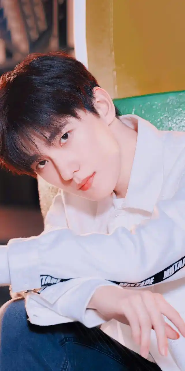 杨洋《元气满满的哥哥》饭拍咩咩这墨镜一戴,真的是帅上加帅啊