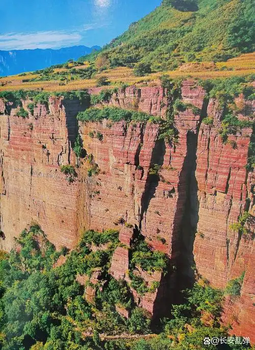 嶂石岩地貌为中国三大砂岩地貌(丹霞地貌,张家界地貌)之一,主要由易于