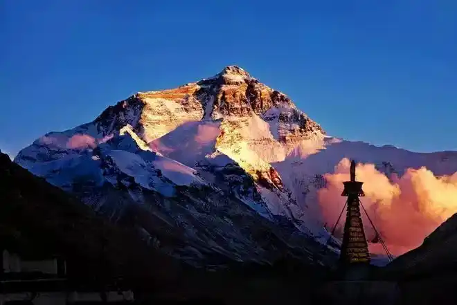 珠穆朗玛峰是喜马拉雅山脉的主峰是世界海拔最高的山峰