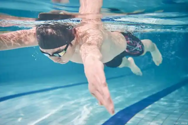 3个自由泳呼吸技巧,保持放松,平稳地游泳!